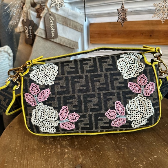 Fendi Zucca Floral Embroidered Baguette Medium - Picture 4 of 16